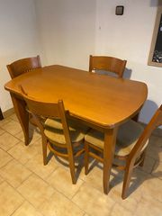 ΠΩΛΕΙΤΑΙ ΤΡΑΠΕΖΙ ΜΕ ΚΑΡΕΚΛΕΣ ΚΟΥΖΙΝΑΣ