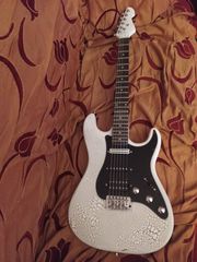 Ηλεκτρική κιθάρα ασπρόμαυρη crackle hsh