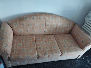 Πωλείται αδιάβροχο σετ σαλονιού + ξύλινο τραπεζάκι