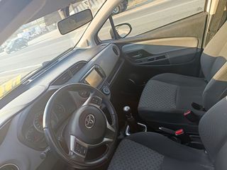 Toyota Yaris 2016-thumb-10