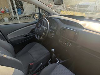 Toyota Yaris 2016-thumb-11