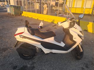 Piaggio XEvo 250 2014-thumb-1