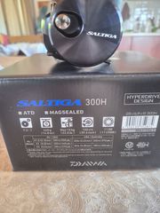 Daiwa saltiga 300h Δεξί 2025-thumb-1