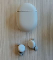 ολοκαίνουργια, ασύρματα ακουστικά Google Pixel Buds A-Series στο κουτί τους.