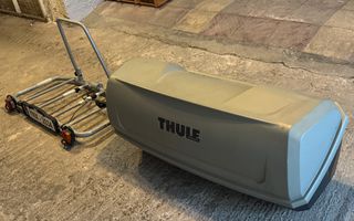 Μπαγκαζιέρα κοτσαδόρου THULE Backup 900 μαζί με τη βάση της THULE Easybase.