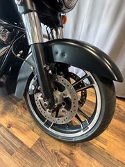 Harley Davidson Street Glide 2017-thumb-9