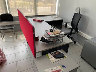 Επαγγελματικά γραφεία, πάγκοι εργασίας, τροχήλατοι πάγκοι, καρέκλες τροχήλατες κλπ