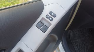 Toyota Yaris 2010-thumb-4