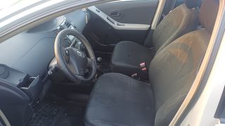 Toyota Yaris 2010-thumb-6