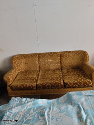 Σαλόνι με τραπεζάκι και τρείς πολυθρόνες