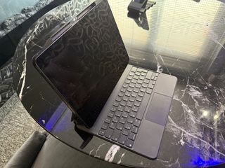 iPad Pro 12.9” (5ης Γενιάς) 256GB Wi-Fi με Magic Keyboard & Θήκη SwitchEasy CoverBuddy
