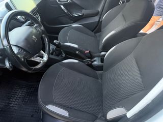 Peugeot 208 2017-thumb-11
