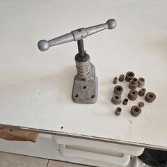 Πρέσα χειρός για κουμπιά με μήτρες