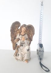 Κεραμικό Αγγελάκι σε Άριστη Κατάσταση. Διαθέτει θήκη για ρεσώ, καθώς και οπές σε σχήμα αστεριών ώστε να φέγγει στο σκοτάδι.