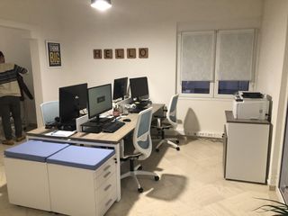 Πωλούνται ποιοτικά έπιπλα επιχείρησης σε άριστη κατάσταση