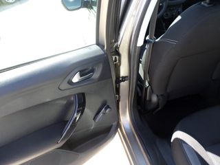 Peugeot 208 2015-thumb-10
