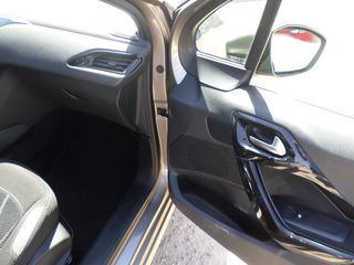 Peugeot 208 2015-thumb-12