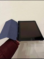iPad 6th Gen 32GB 16.4 iOS 9.7 inch screen