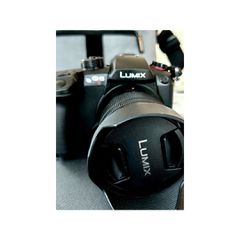 Panasonic Lumix GH5 II με φακό Panasonic 12–60mm OIS