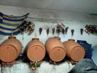 Δεξαμενές, κάδοι, βαρέλια, πατητήρια, αντλία, κλπ