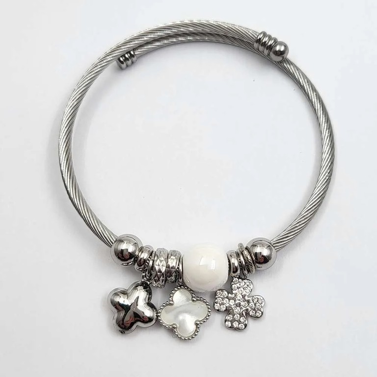 Clover charms bracelet