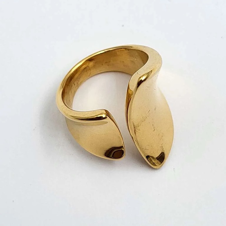 Classy gold ring