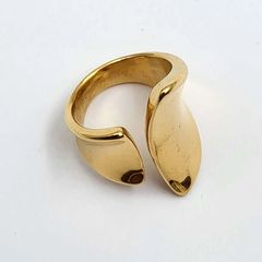 Classy gold ring