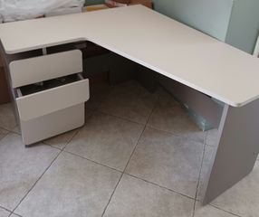 Γωνιακό γραφείο