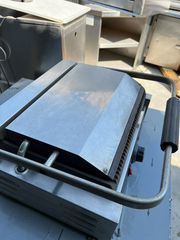 Τοστιέρα επιτραπέζια μονή μεγάλη ραβδωτή με προστασία  υπερθέρμανσης , βαρέως τύπου πλάκες από χυτοσίδηρο με αντικολλητική επίστρωση.