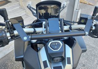 Μπαράκι στήριξης smartphone / GPS για SYM ADX TG 400 2025-2026 (χαμηλό)