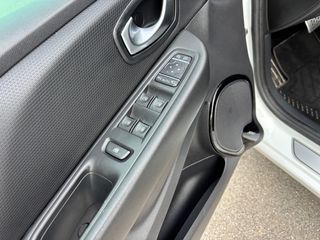 Renault Clio 2017 *EDITION ONE* 1.5 dci90 eco2 Edition One Bose 90hp automatic-thumb-31