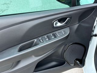 Renault Clio 2017 *EDITION ONE* 1.5 dci90 eco2 Edition One Bose 90hp automatic-thumb-9
