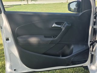 Volkswagen Polo 2010-thumb-12