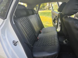 Volkswagen Polo 2010-thumb-15