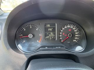 Volkswagen Polo 2010-thumb-25