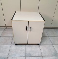 Ντουλάπι με ροδάκια