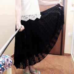 Μαύρη δαντελένια φούστα.