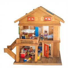 PLAN TOYS ΞΥΛΙΝΟ ΚΟΥΚΛΟΣΠΙΤΟ ΜΕ ΣΟΦΙΤΑ Μαζι με τα παρελκομενα