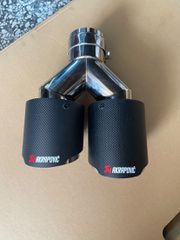 ΜΠΟΥΚΑ CARBON MAT AKRAPOVIC  Φ100 (ΔΙΑΤΙΘΕΝΤΑΙ ΚΑΙ ΑΡΙΣΤΕΡΕΣ ΚΑΙ ΔΕΞΙΕΣ) +ΣΦΙΓΚΤΗΡΑΣ   KARALOIZOS exhaust