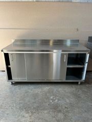 Ερμάριο με 2 συρόμενες πόρτες , ενδιάμεσο ρυθμιζόμενο ράφι και ανασήκωμα , διαστάσεις: 175χ71χ76