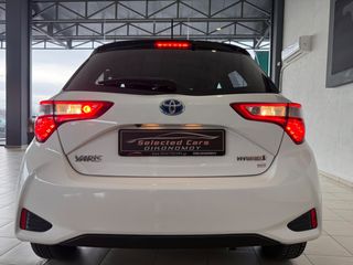 Toyota Yaris 2018 1.5 HYBRID Collection Bi-Tone-thumb-10