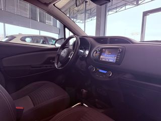 Toyota Yaris 2018 1.5 HYBRID Collection Bi-Tone-thumb-62