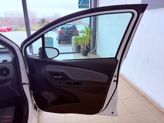 Toyota Yaris 2018 1.5 HYBRID Collection Bi-Tone-thumb-58