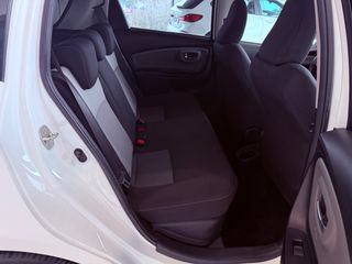 Toyota Yaris 2018 1.5 HYBRID Collection Bi-Tone-thumb-56