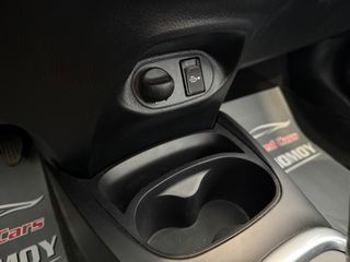 Toyota Yaris 2018 1.5 HYBRID Collection Bi-Tone-thumb-48