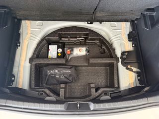 Toyota Yaris 2018 1.5 HYBRID Collection Bi-Tone-thumb-73