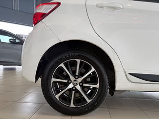 Toyota Yaris 2018 1.5 HYBRID Collection Bi-Tone-thumb-84