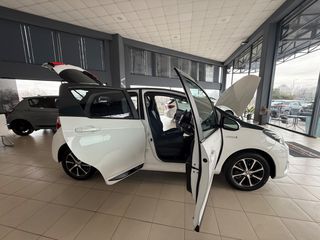 Toyota Yaris 2018 1.5 HYBRID Collection Bi-Tone-thumb-76