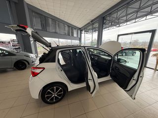Toyota Yaris 2018 1.5 HYBRID Collection Bi-Tone-thumb-75