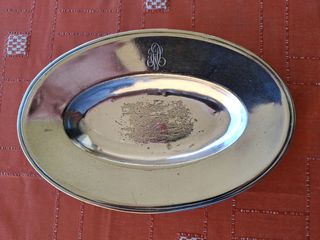Δίσκος σερβιρίσματος οβάλ μικρός, WISKEMANN, silver plated, Βρυξέλλες Βέλγιο 1930. Διαστάσεις 19,0x12,5 εκατοστά.  Βάρος 160 γραμμάρια. 
Με απώλεια επαργύρωσης στη μπροστινή επιφάνεια